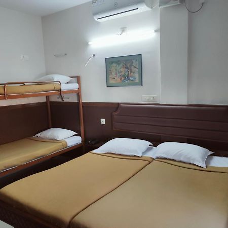 Hotel Maple Regency Kochi Bagian luar foto