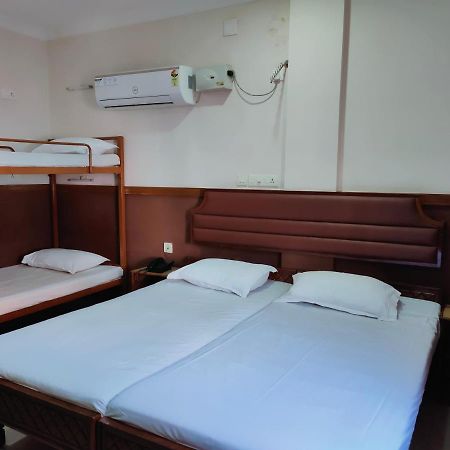 Hotel Maple Regency Kochi Bagian luar foto