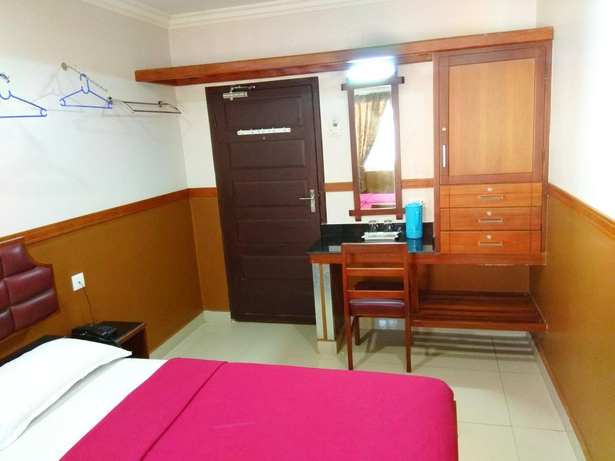 Hotel Maple Regency Kochi Bagian luar foto