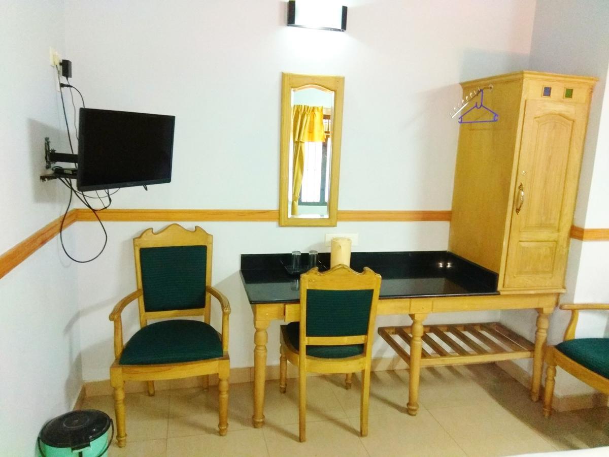 Hotel Maple Regency Kochi Bagian luar foto