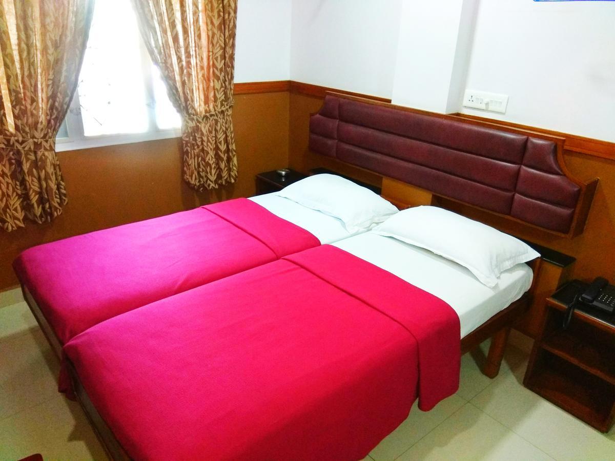Hotel Maple Regency Kochi Bagian luar foto