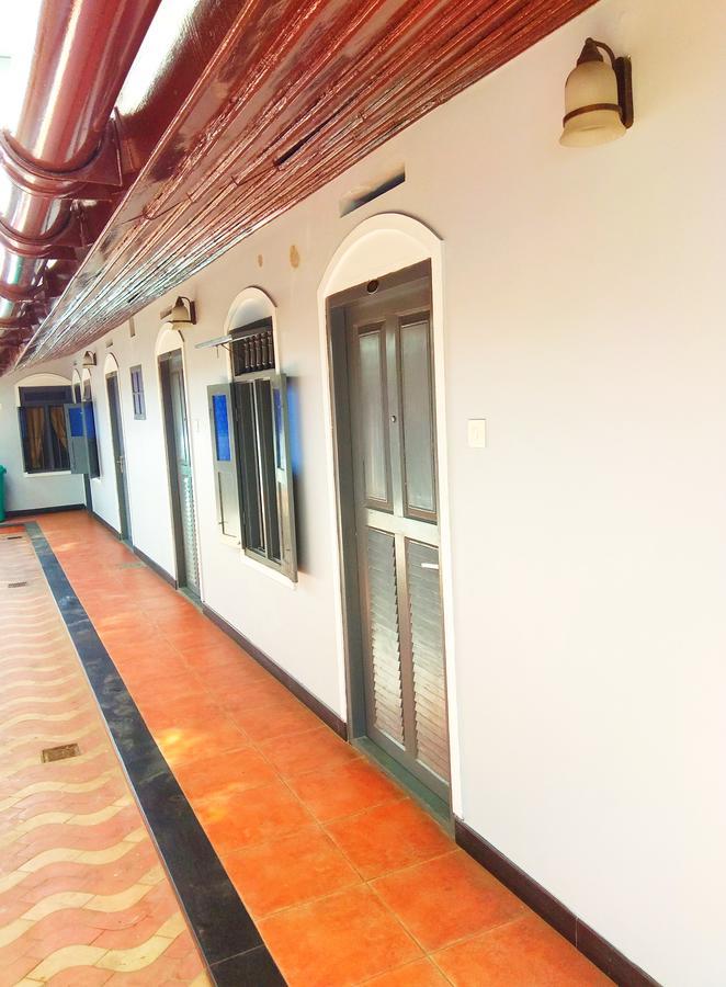 Hotel Maple Regency Kochi Bagian luar foto