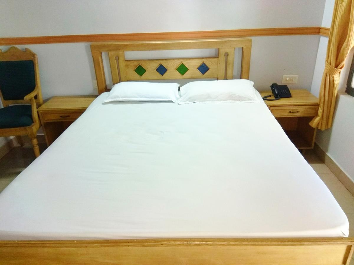 Hotel Maple Regency Kochi Bagian luar foto