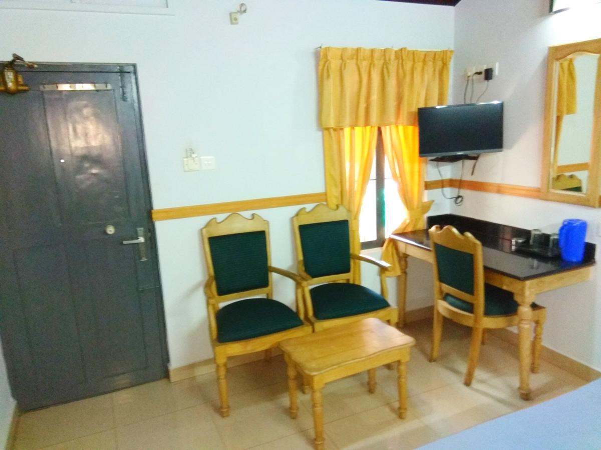 Hotel Maple Regency Kochi Bagian luar foto
