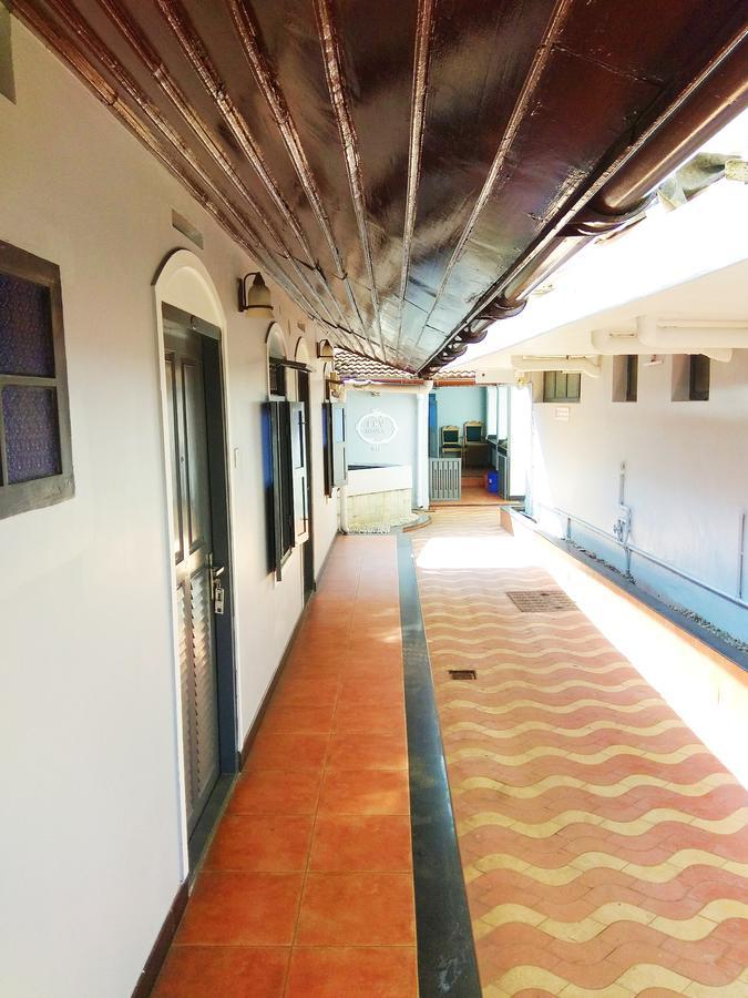 Hotel Maple Regency Kochi Bagian luar foto
