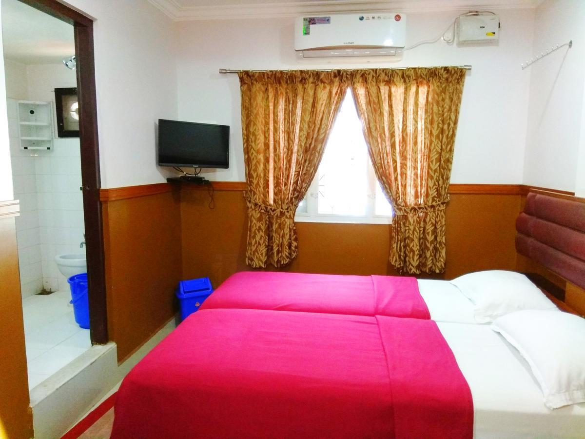 Hotel Maple Regency Kochi Bagian luar foto