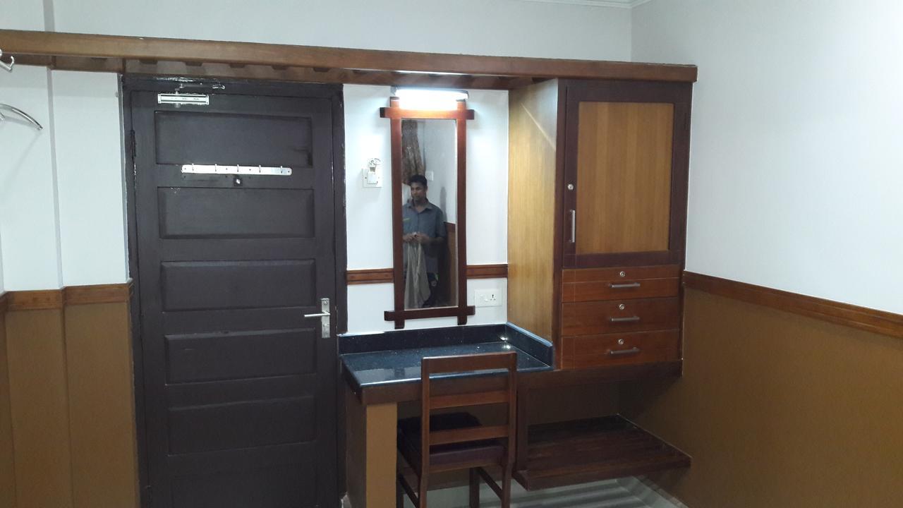 Hotel Maple Regency Kochi Bagian luar foto