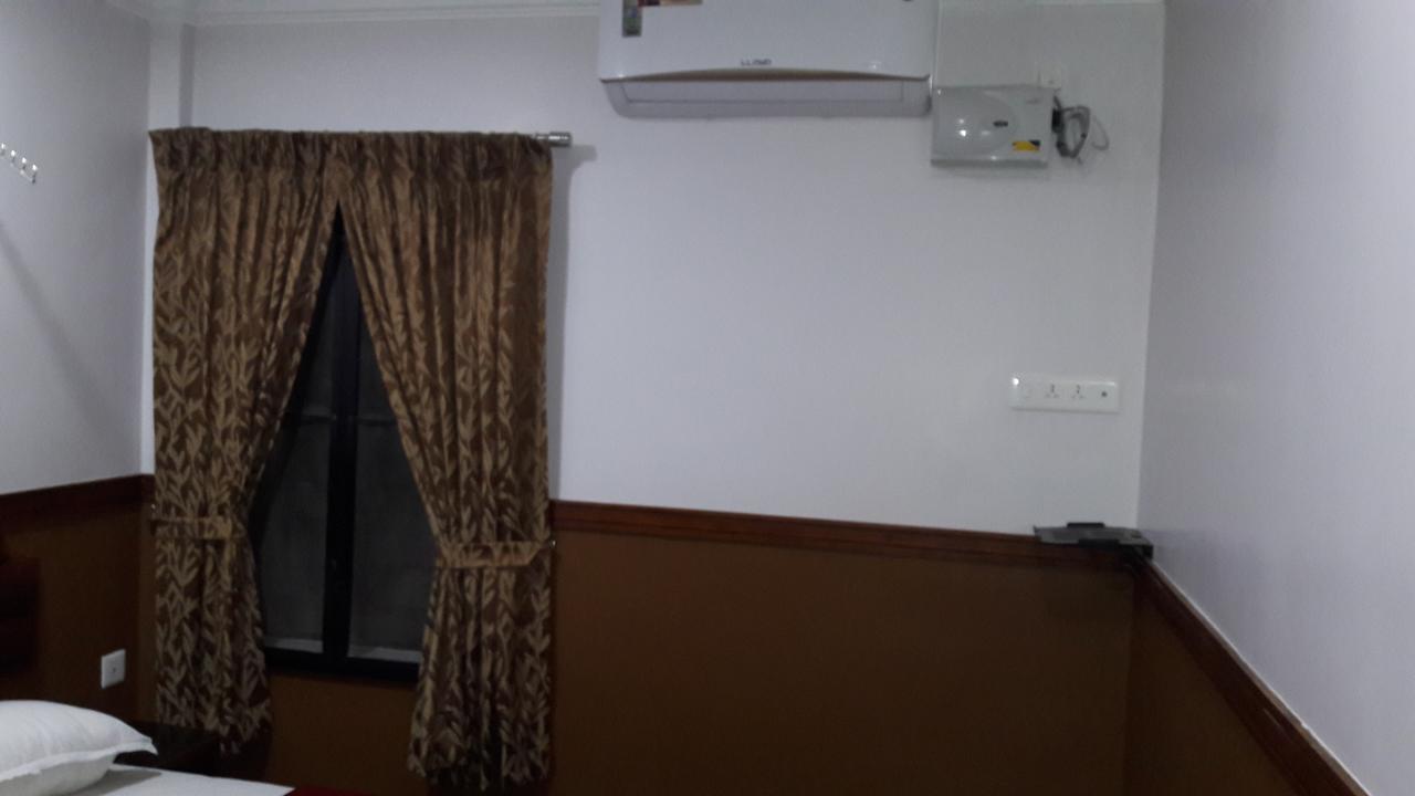 Hotel Maple Regency Kochi Bagian luar foto