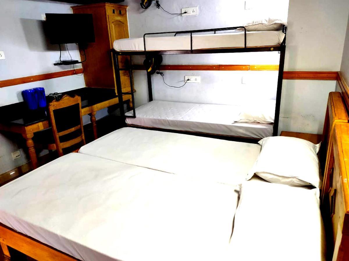 Hotel Maple Regency Kochi Bagian luar foto