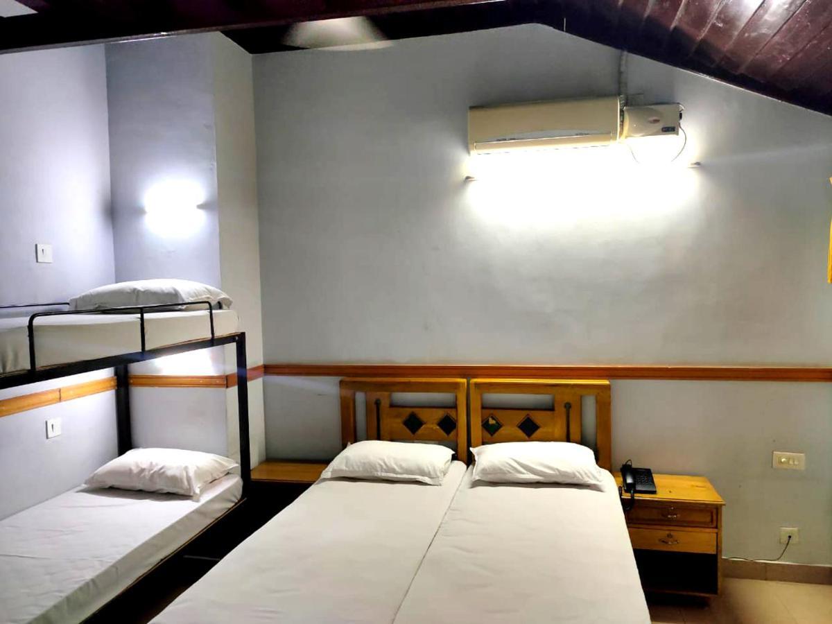 Hotel Maple Regency Kochi Bagian luar foto