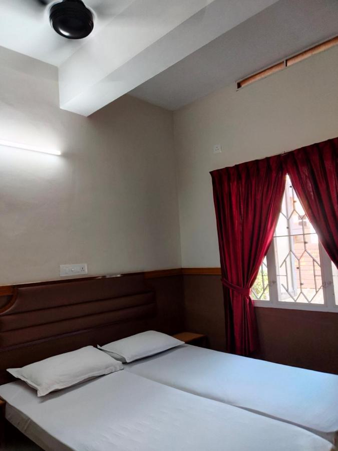 Hotel Maple Regency Kochi Bagian luar foto