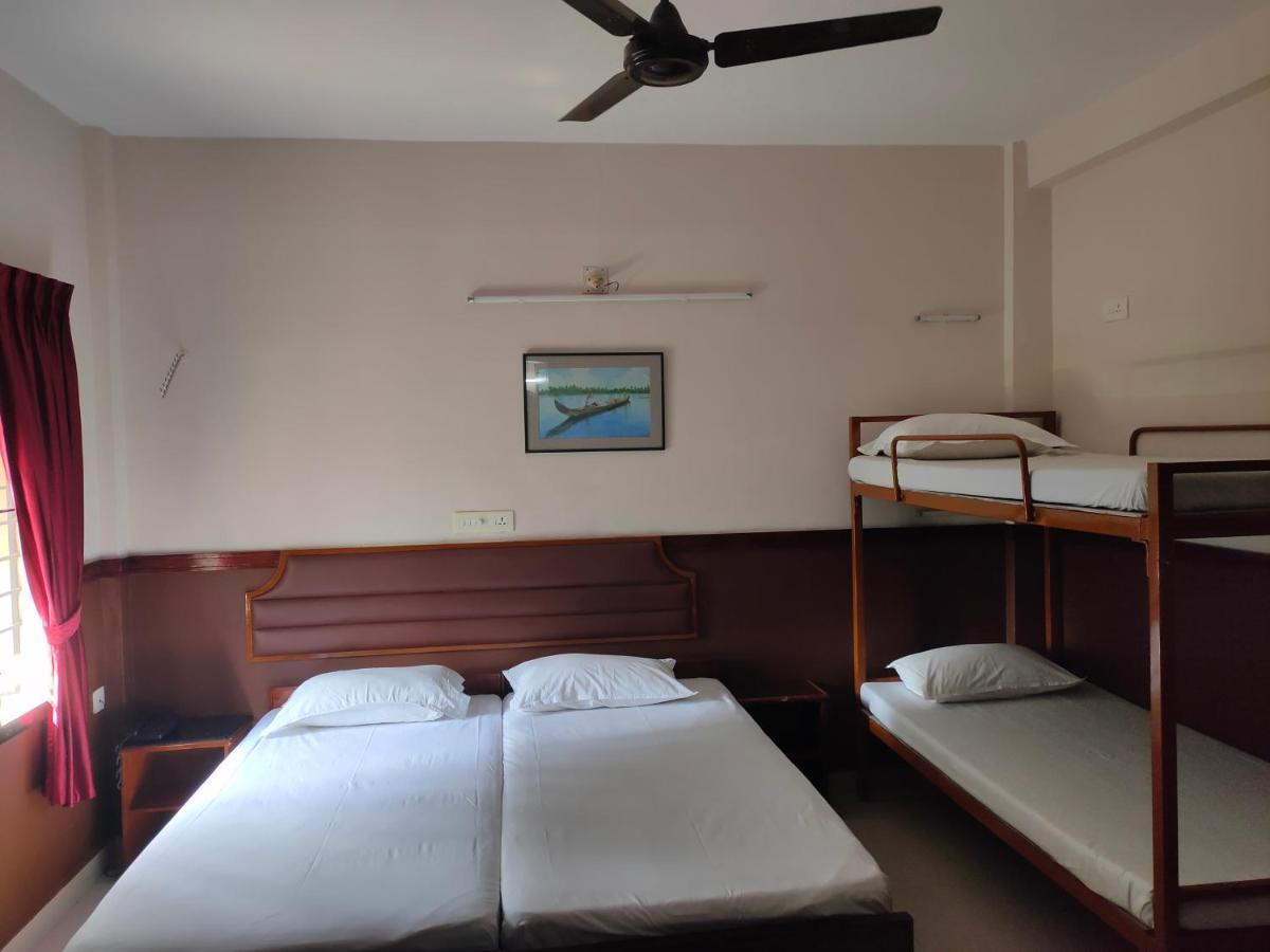 Hotel Maple Regency Kochi Bagian luar foto