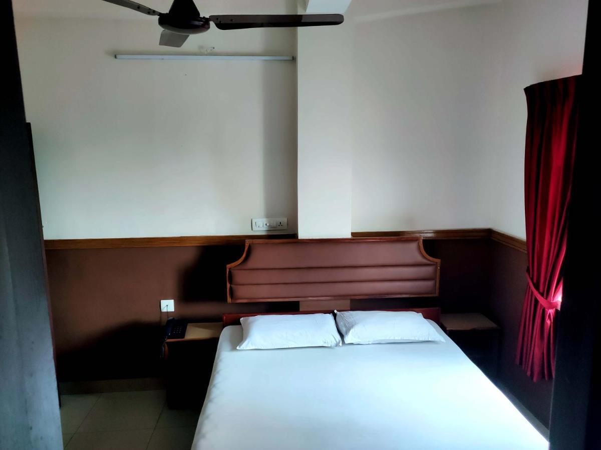 Hotel Maple Regency Kochi Bagian luar foto