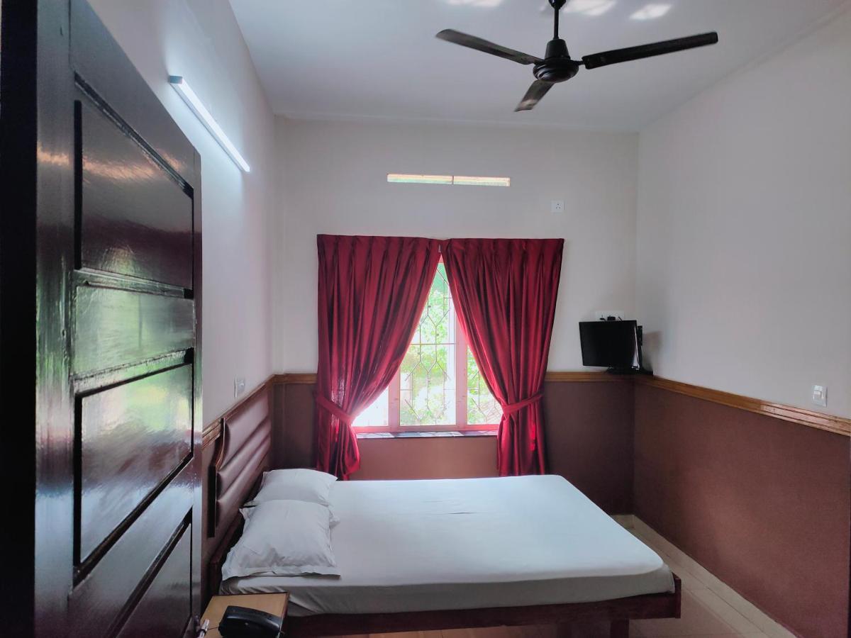 Hotel Maple Regency Kochi Bagian luar foto