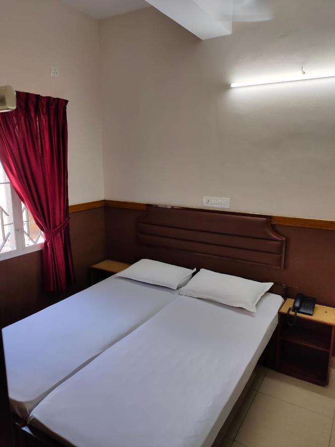 Hotel Maple Regency Kochi Bagian luar foto