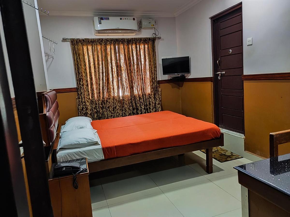 Hotel Maple Regency Kochi Bagian luar foto