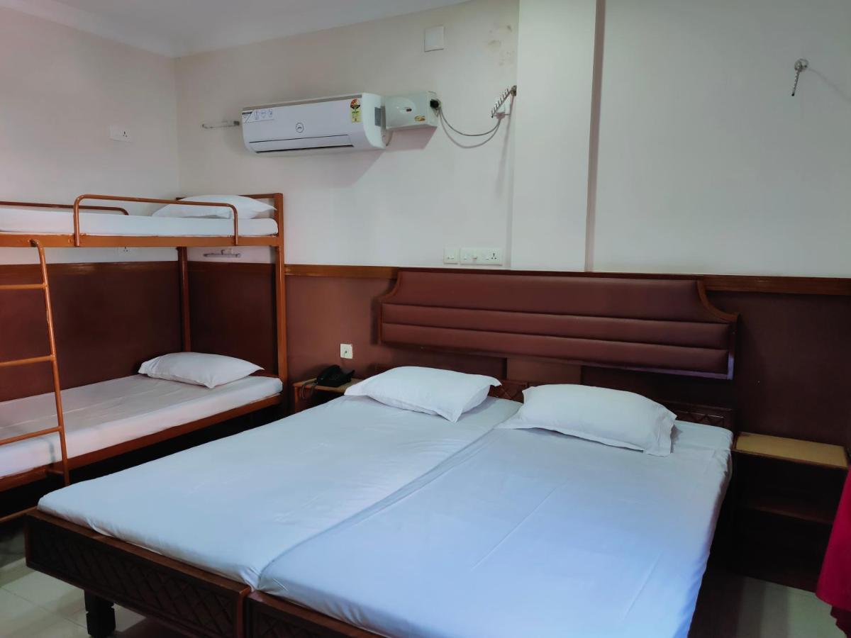 Hotel Maple Regency Kochi Bagian luar foto
