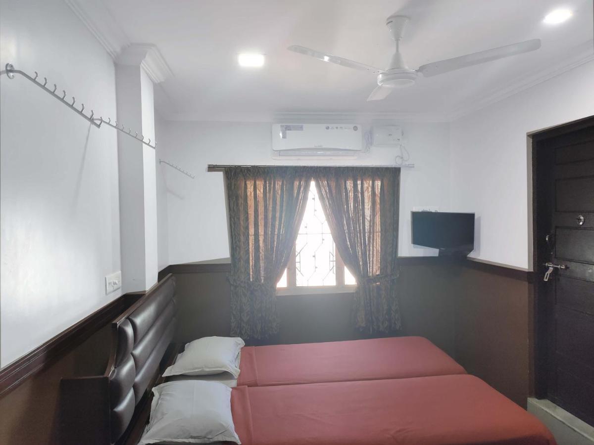 Hotel Maple Regency Kochi Bagian luar foto